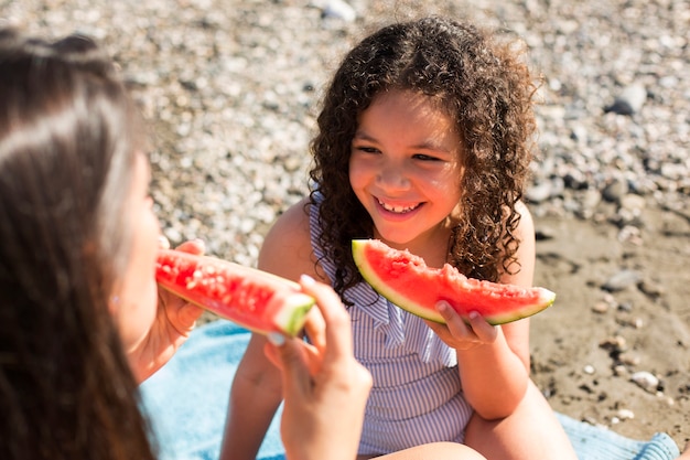 写真 スイカを食べる女性と子供を閉じる