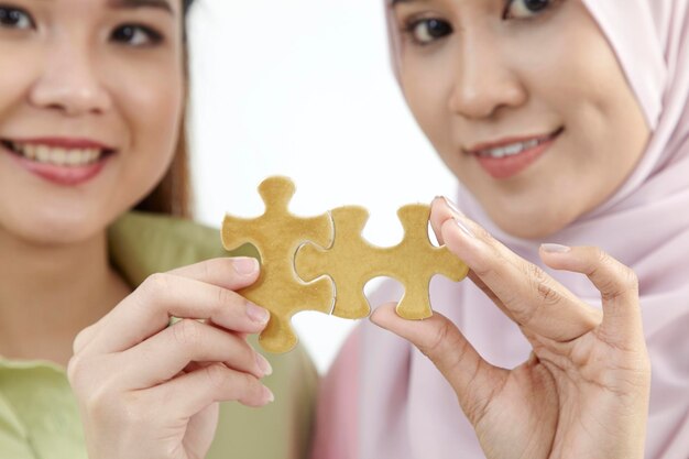 Foto quattro donne che tengono in mano un puzzle corrispondente