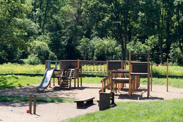 写真 公園内の閉じた空の屋外遊び場