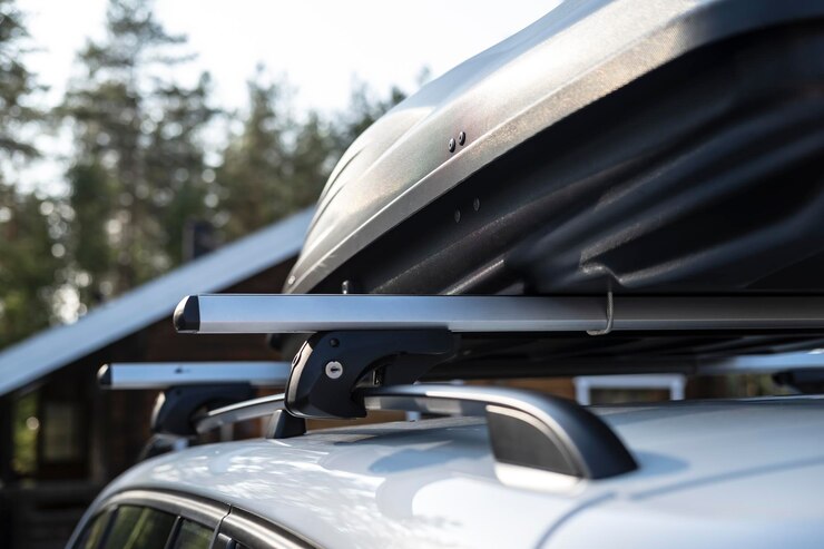 家族での休暇の前に、車の屋根に組み立てられた広々としたトランクまたはカーゴボックスを閉じました