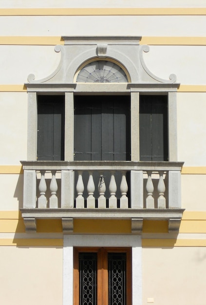 Foto balcone chiuso della casa