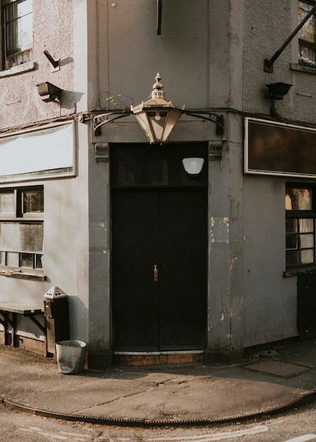 英国ブリストルのダウンタウンにある古い建物の黒いドアを閉めた
