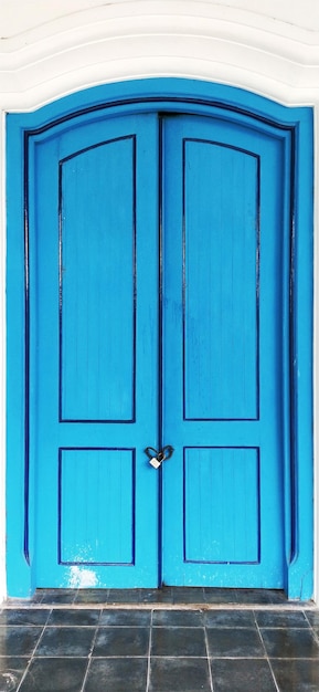 Foto la porta blu chiusa dell'edificio del patrimonio reale