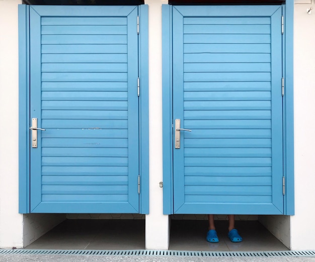 Photo closed blue doors of building