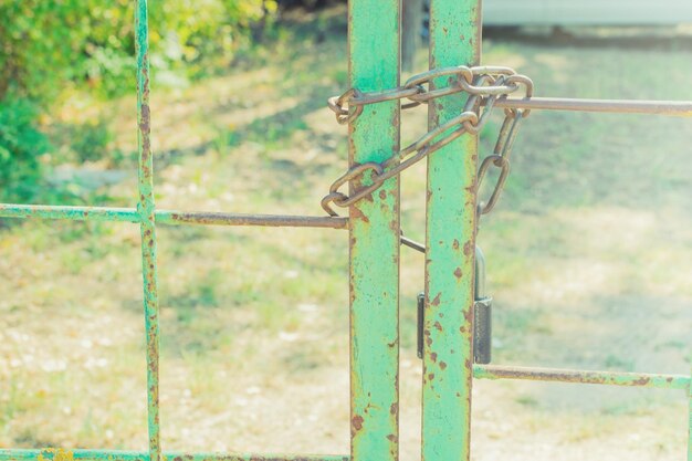 Closed on the chain and lock the iron gate