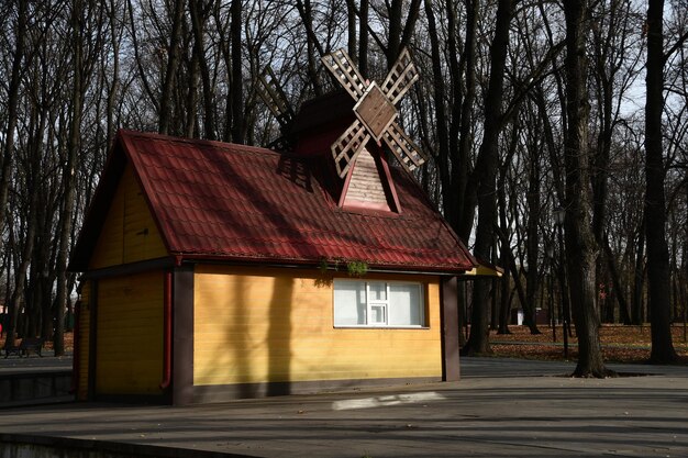 Caffè cittadino chiuso. c'è un mulino sul tetto del caffè. caffè della città nel parco.