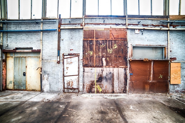 Photo closed door of abandoned building