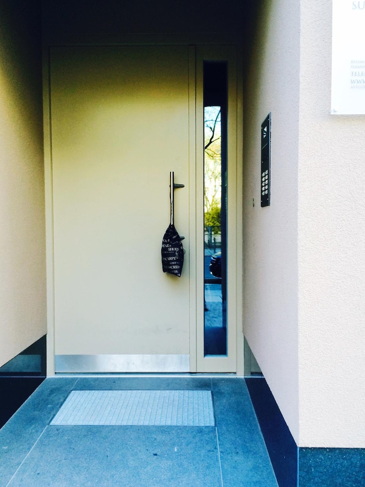 Photo 建物のドアが閉まっている