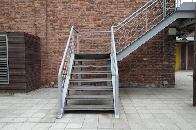 建物のドアが閉まっている
