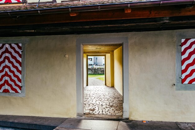 建物のドアが閉まっている