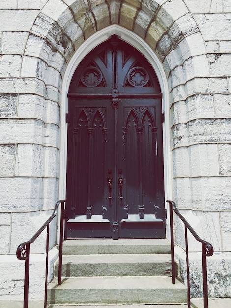 Photo closed door of entrance