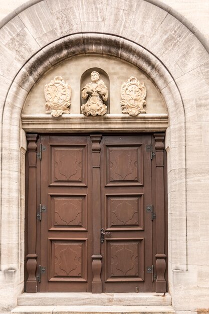 Foto porta chiusa di un edificio storico