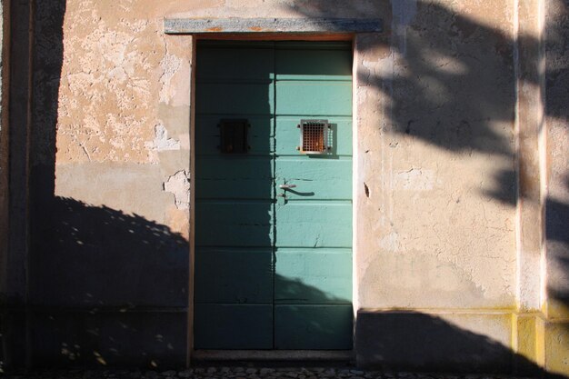 Foto porta chiusa della casa