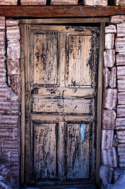 Фото Закрытая дверь заброшенного здания
