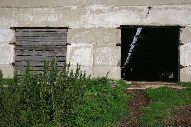 写真 建物のドアが閉まっている