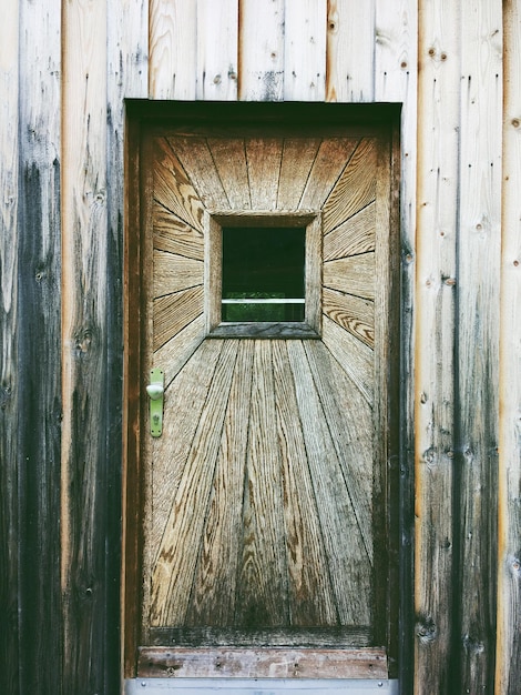 写真 建物のドアが閉まっている