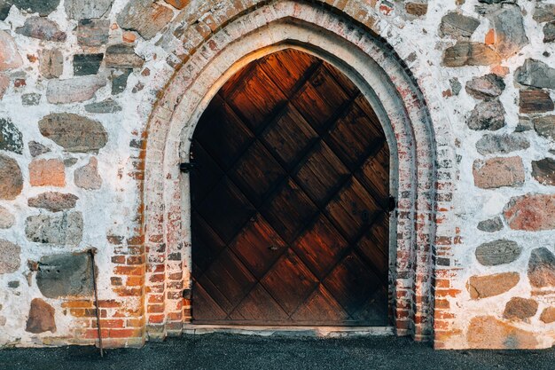 写真 古い建物の閉じたドア