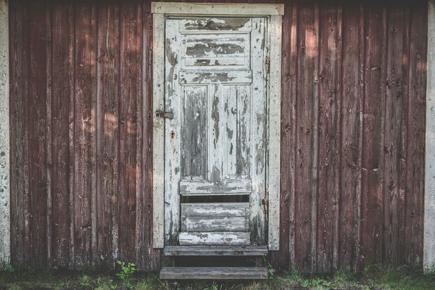 写真 古い建物の閉じたドア