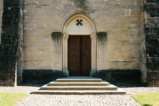 Foto porta chiusa di un vecchio edificio.