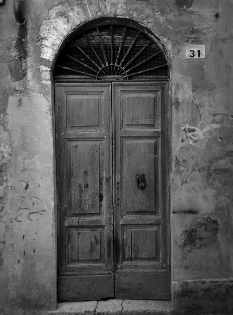 Закрытая дверь старого здания.