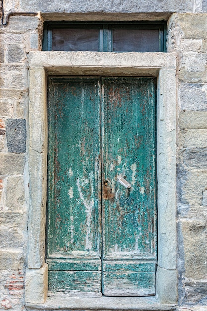 Foto porta chiusa di un vecchio edificio.