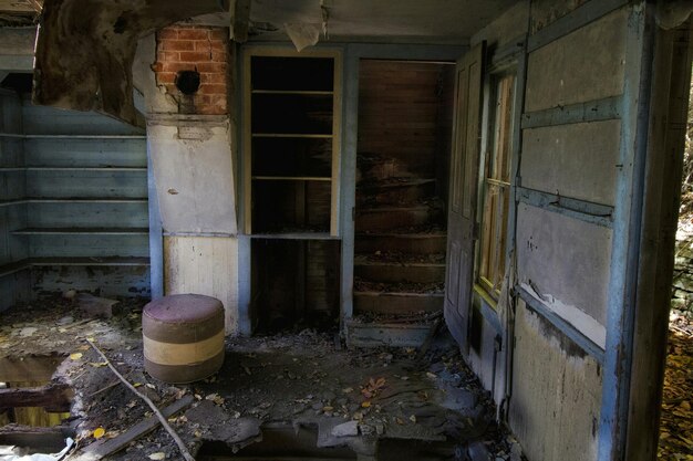 Foto porta chiusa di un vecchio edificio.