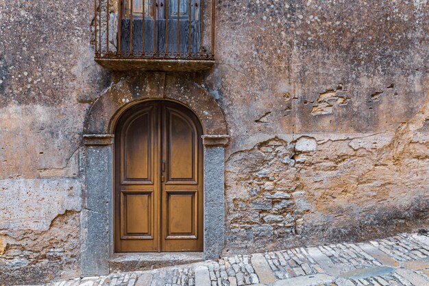 Foto porta chiusa di un vecchio edificio.