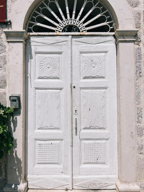 Foto porta chiusa di un vecchio edificio.