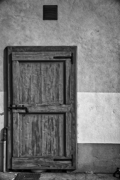 Photo closed door of old building