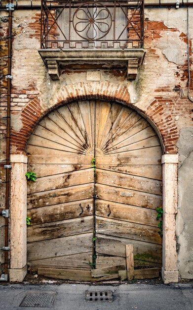 Foto porta chiusa di un vecchio edificio.