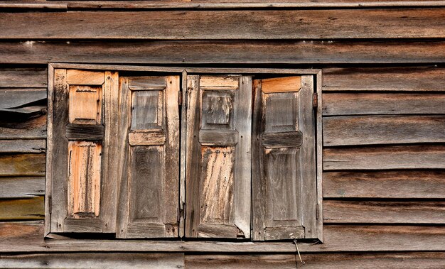 Foto porta chiusa di un vecchio edificio.