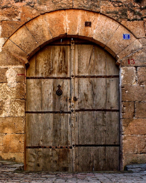 Foto porta chiusa di un vecchio edificio.