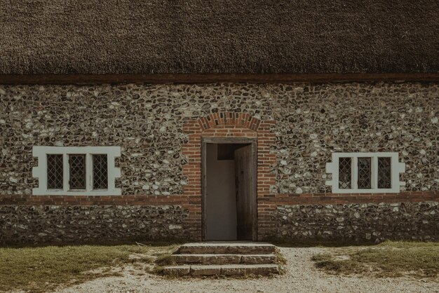 Foto porta chiusa di un vecchio edificio.