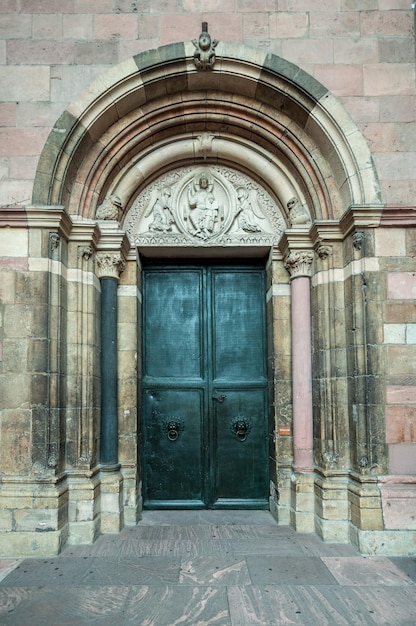 Foto la porta chiusa della vecchia casa.