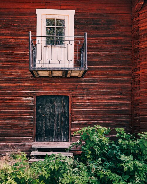 Photo closed door of old wooden building