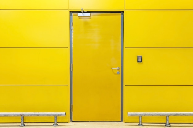 Pareti interne dell'edificio giallo a porta chiusa