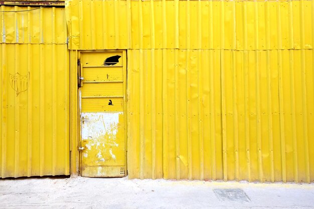 Foto porta chiusa dell'edificio giallo