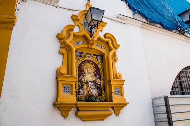 Закрытая дверь.