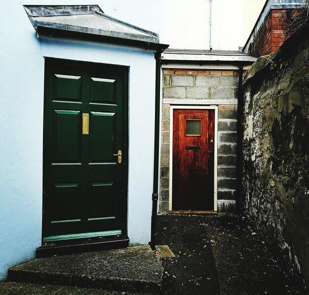 Photo closed doors of houses against sky