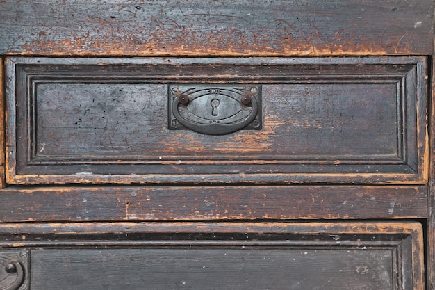 오래된 서랍장의 닫힌 서랍 상자, 잠금 장치가 있는 빈티지 복고 금속 가구 손잡이