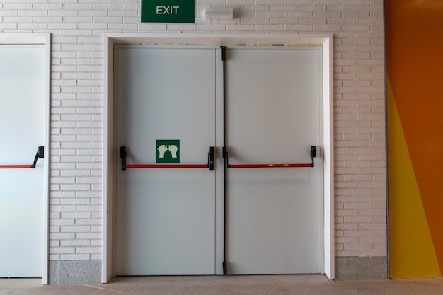 Closed emergency door for quick evacuation