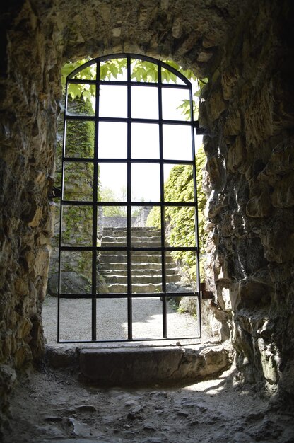 Foto porta chiusa in un edificio abbandonato