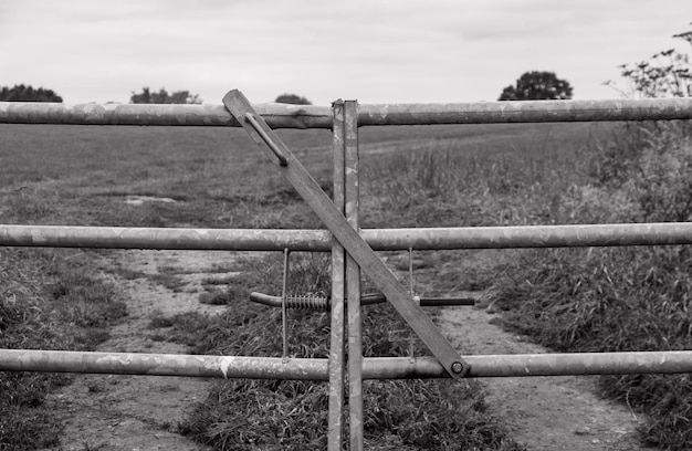 Photo closed gate on field against sky