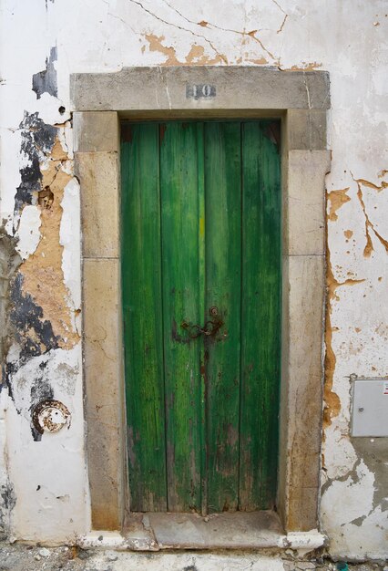 Фото Закрытая зеленая дверь старого дома