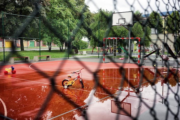 Фото Закрытая детская площадка из-за плохой дождливой погоды