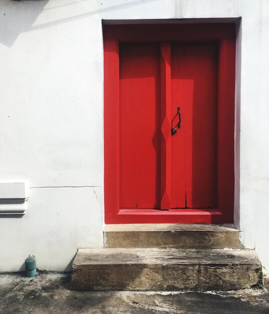 Photo closed red door of building