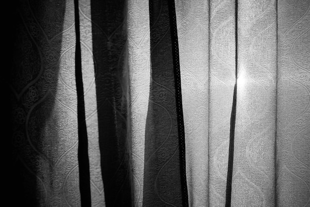 閉じた部屋のカーテンの夕日の背景