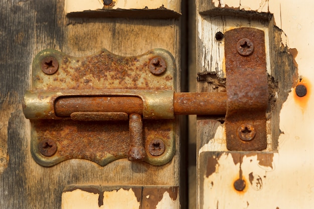 Foto chiuso arrugginito su una porta di legno