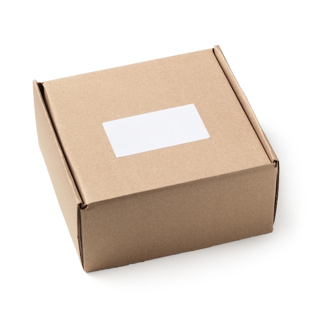 Фото Закрытая квадратная картонная коробка, изолированная на белом фоне