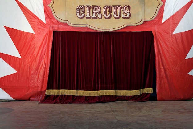Фото Закрытые занавеси сцены цирка перед выступлением